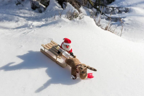 Betrunkener Weihnachtsmann Mit Leerer Flasche Auf Dem Schlitten — Stockfoto
