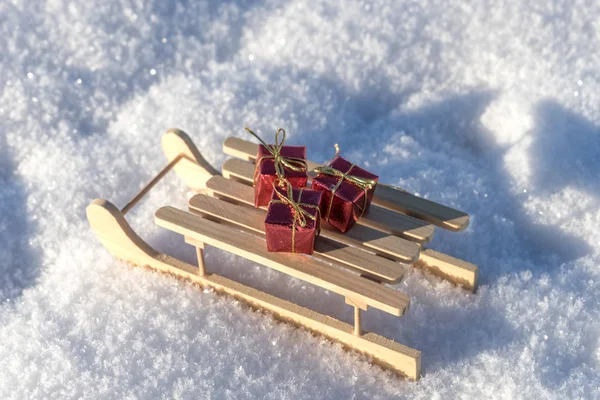 Rote Geschenke Auf Holzschlitten Schnee — Stockfoto