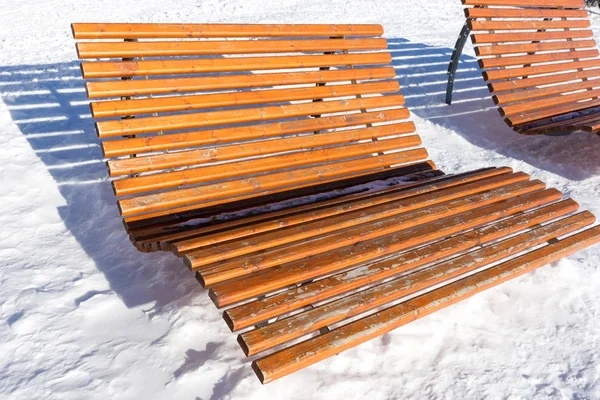 Prázdná Dřevěná Lavička Zimě Slunečného Dne — Stock fotografie