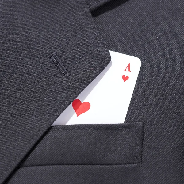 在商务男士黑色西装口袋里玩纸牌的王牌 — 图库照片