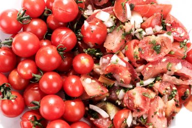 Domates ve domates salatası plaka üzerinde