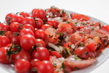 Domates ve domates salatası plaka üzerinde