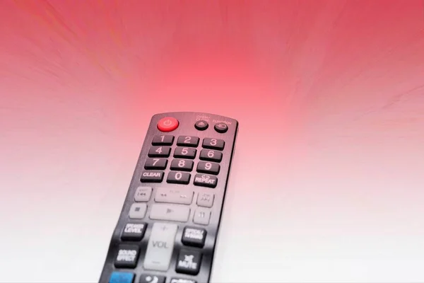 在红色背景上隔离的电视 Dvd 遥控器 — 图库照片