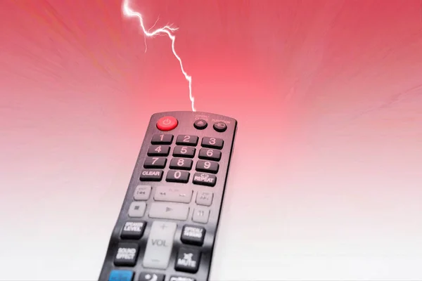 赤の背景に分離されたテレビの Dvd リモコン — ストック写真