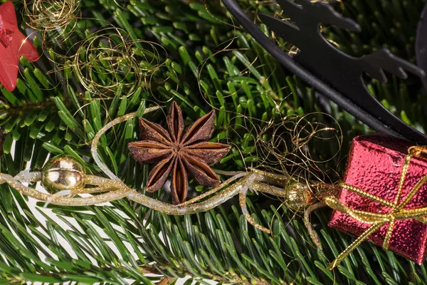 Weihnachtsgeschenk Roten Papierschachteln Auf Immergrünen Ästen — Stockfoto