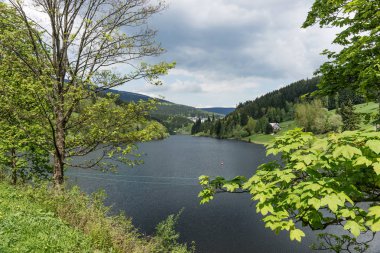 Krkonose Dağları, Çek Cumhuriyeti 'nde Spindleruv Mlyn yakınında Elbe rezervuar görünümü