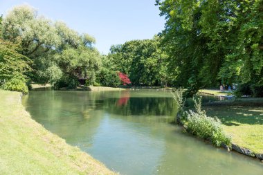 Nehir, Münih, Almanya'nın merkezinde büyük parkı ile İngiliz Bahçesi (Englischer Garten)