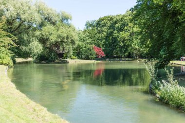 Nehir, Münih, Almanya'nın merkezinde büyük parkı ile İngiliz Bahçesi (Englischer Garten)