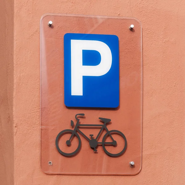 Bicicleta Estacionamento Sinal Parede Cidade — Fotografia de Stock