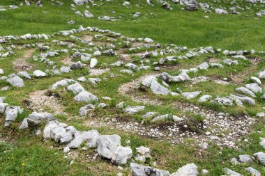Dağ çayır üzerinde çakıl taşlarından yapılan labirent