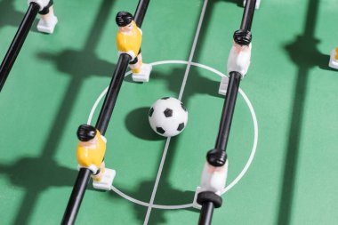 Masa futbol oyunu ile beyaz ve sarı oyuncular takım tablo futbolda veya futbol kicker oyunu