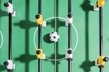 Masa futbol oyunu ile beyaz ve sarı oyuncular takım tablo futbolda veya futbol kicker oyunu