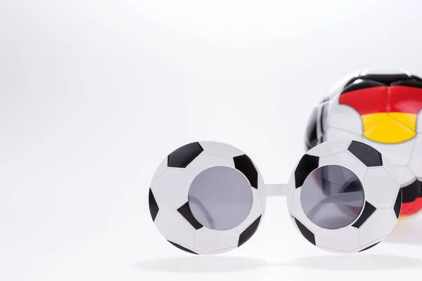 サッカー スポーツ眼鏡と白で隔離ドイツ国旗とサッカー ボール — ストック写真