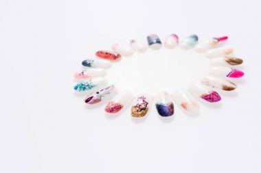 Yapay parmak toplama tırnak güzel tırnak tasarımı ile. Parmak tırnak sanat tasarım örnekleri