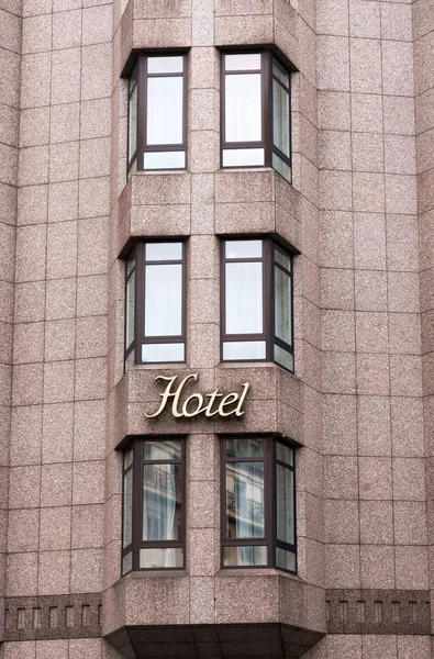 Sinal Hotel Está Localizado Entre Janelas — Fotografia de Stock