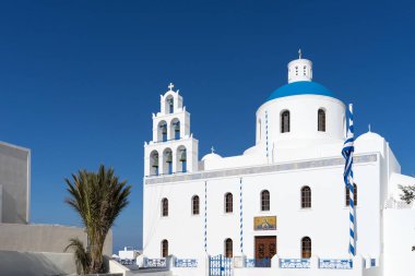 Beyaz mavi Ortodoks Kilisesi, Panagia Platsani, Oia köy içinde. Santorini