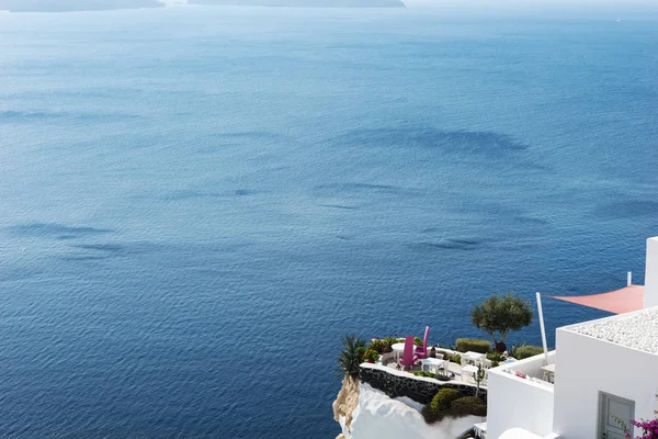 Terrasse Auf Felsigem Felsvorsprung Mit Blick Auf Das Mittelmeer Oia — Stockfoto