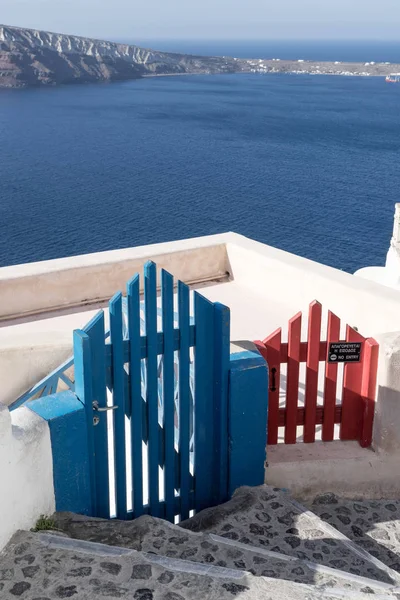 Dois Portões Coloridos Diferentes Oia Santorini — Fotografia de Stock