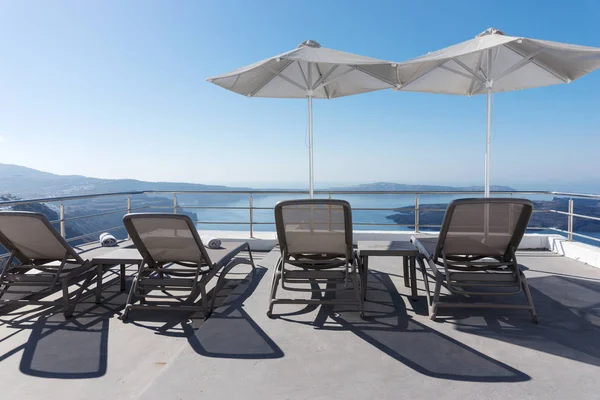 Sun Loungers Parasol Terrace Overlooking Mediterranean Oia Santorini — Stock Photo, Image