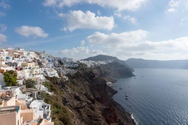 Santorini Adası üzerinde Oia şehir üzerinden güzel görünüm