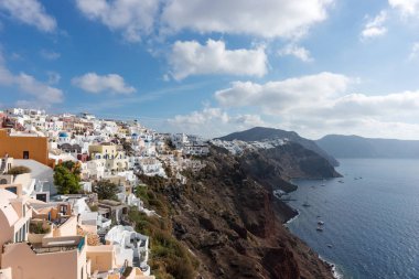 Santorini Adası üzerinde Oia şehir üzerinden güzel görünüm