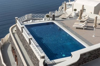 Fira, Santorini Adası terasta boş Yüzme Havuzu
