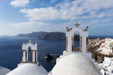 İki Kule Santorini Yunanistan, bir Ortodoks Kilisesi'nin çan