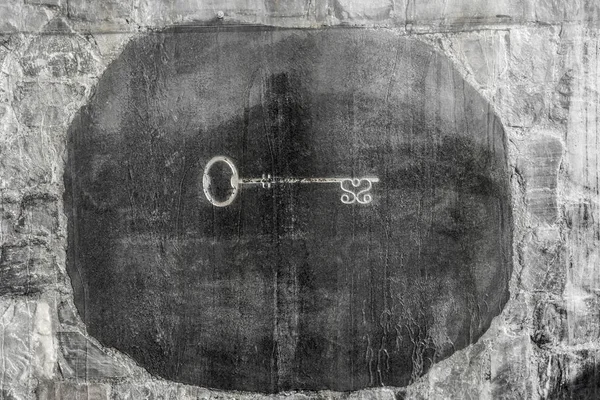 Oude Heldere Gegraveerde Sleutel Donkere Stenen Muur — Stockfoto