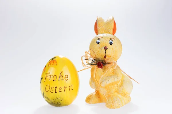 イースターのウサギとドイツ語で碑文ハッピー イースターと大きなイースターエッグ — ストック写真