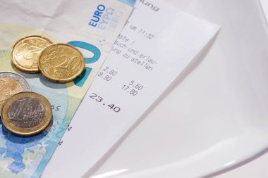 Restoran bill euro faturaları ve Almanya'da bir plaka üzerinde para ile