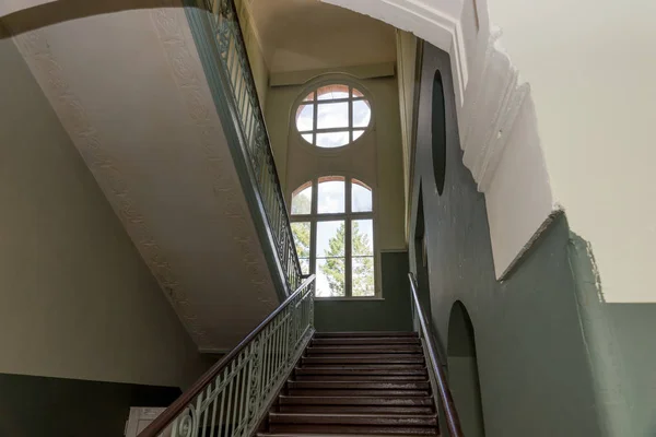 Alte Treppe Mit Dekorativer Treppe Einem Alten Herrenhaus — Stockfoto