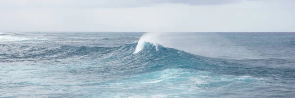 Vista Panorâmica Poderosa Onda Mar Respingo Com Sprays Espuma Fundo — Fotografia de Stock