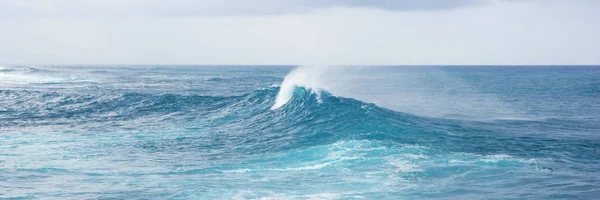 Vista Panorâmica Poderosa Onda Mar Respingo Com Sprays Espuma Fundo — Fotografia de Stock