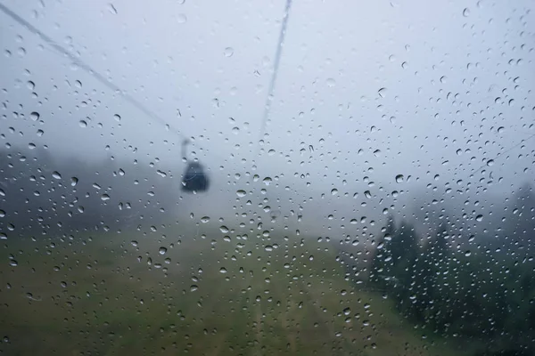 机舱缆车车窗上的雨滴 — 图库照片