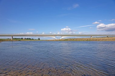 Yeni modern köprü Nehri Elbe yakınındaki Torgau, Almanya