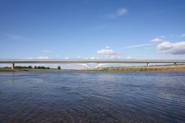 Yeni modern köprü Nehri Elbe yakınındaki Torgau, Almanya
