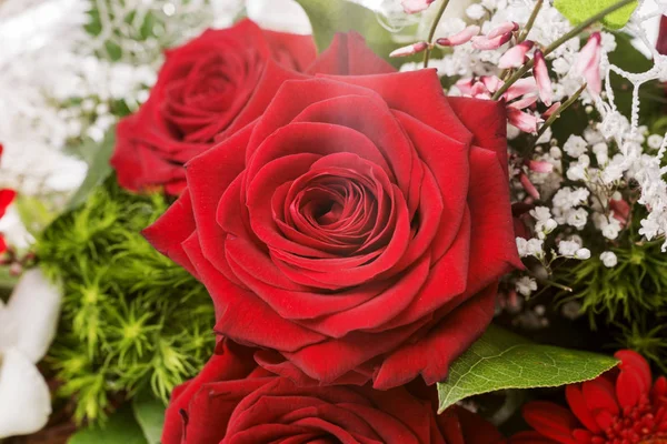 Closeup Buquê Noiva Muito Bonito Com Rosa Vermelha — Fotografia de Stock