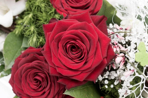 Closeup Buquê Noiva Muito Bonito Com Rosa Vermelha — Fotografia de Stock