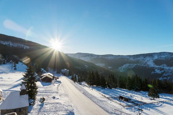 Ήλιος Λάμπει Πάνω Από Τσέχικα Βουνά Ski Resort Spindleruv Mlyn — Φωτογραφία Αρχείου