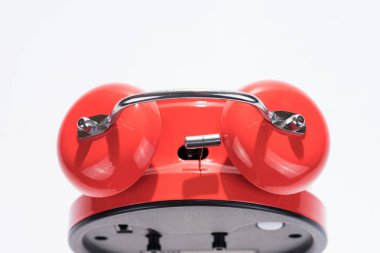 Bir eski retro kırmızı alarm saatinde, zaman kavramı yakın çekim