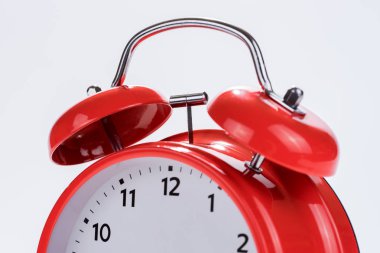 Bir eski retro kırmızı alarm saatinde, zaman kavramı yakın çekim