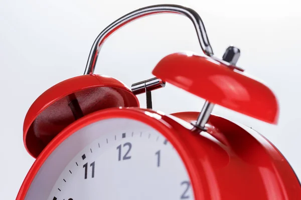 Bir Eski Retro Kırmızı Alarm Saatinde Zaman Kavramı Yakın Çekim — Stok fotoğraf