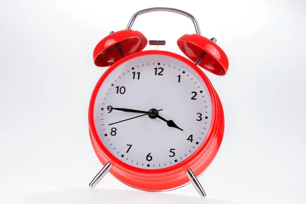 Velho Despertador Retro Vermelho Isolado Branco Conceito Tempo — Fotografia de Stock