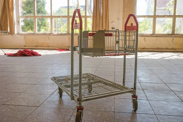 Single Empty Shopping Cart Abandoned Building — Stock Photo, Image