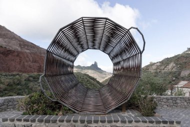 Roque Bentayga örgülü sepet içinde Tejeda, Gran Canaria, İspanya ile gördüm