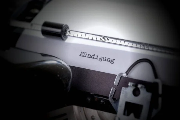 Kuendigung Γερμανικό Κείμενο Γραμμένο Μια Παλιά Γραφομηχανή Ρετρό — Φωτογραφία Αρχείου