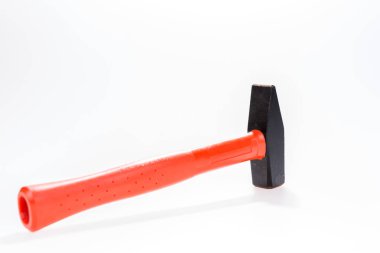 Kırmızı siyah çekiç izole üzerinde beyaz arka plan