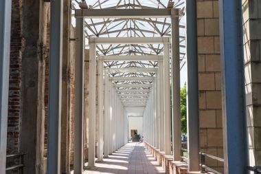 Dikey yüksek metal sütun ile modern arcade