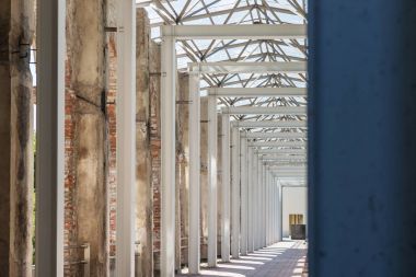 Dikey yüksek metal sütun ile modern arcade