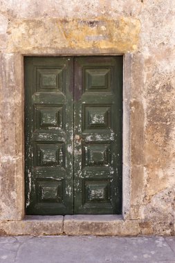 Eski yeşil kapalı ve ahşap kapı çizik